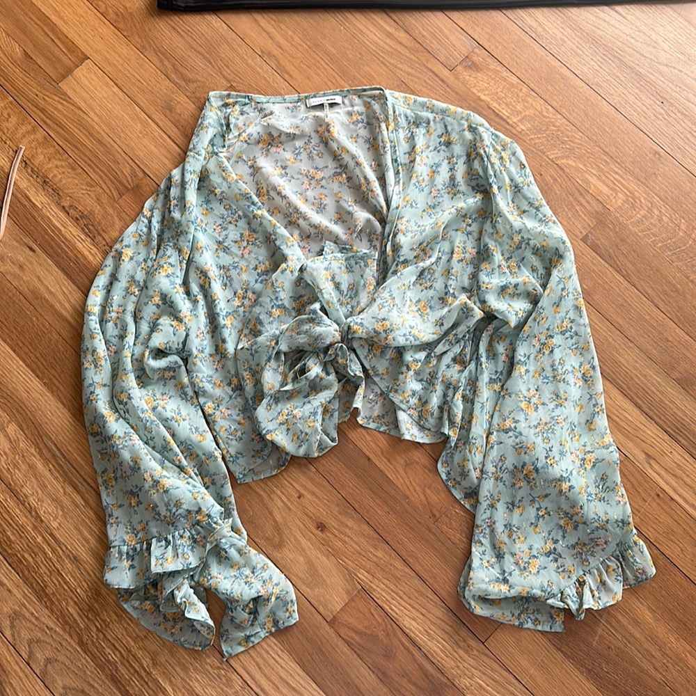 Bell sleeved crop